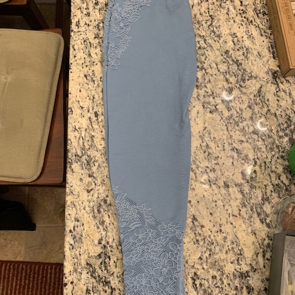 Fabletics Elise Seamless Capri - Picture 3 of 5